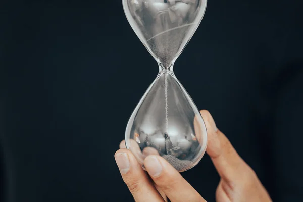 Mano Sosteniendo Reloj Arena Reloj Arena Sobre Fondo Negro — Foto de Stock