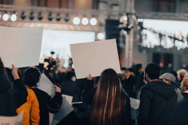 Bir gösteri ya da gösteri sırasında sokaktaki kalabalık