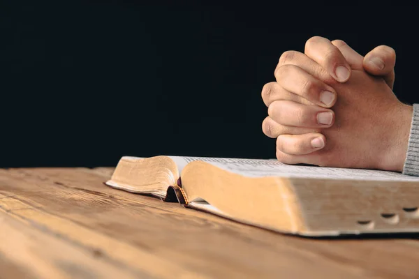 Hombre Oración Sosteniendo Cruz Con Holy Bibl — Foto de Stock
