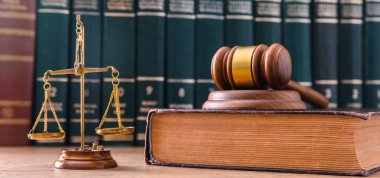 Hukuk ve Adalet kavramı. Hakimin Gavel 'i, kitaplar, adalet terazisi.
