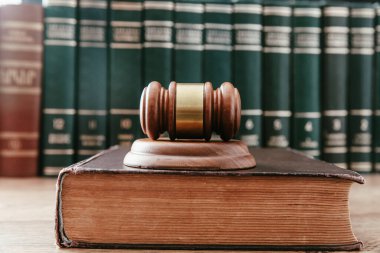 Defterlerde tahta çekiç var.