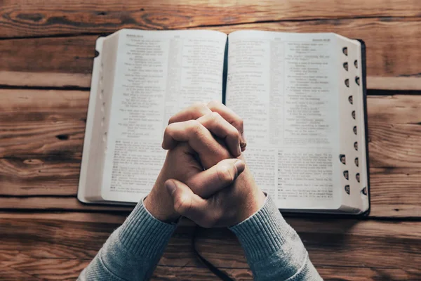 Oracion Hombre Con Sagrada Biblia Trasfondo Madera — Foto de Stock