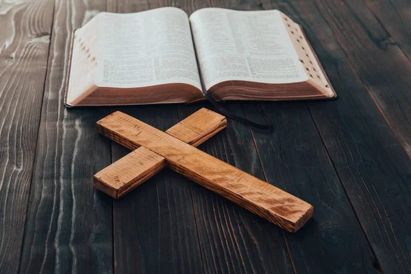 木製のキリスト教の十字架のビルの閉鎖 — ストック写真