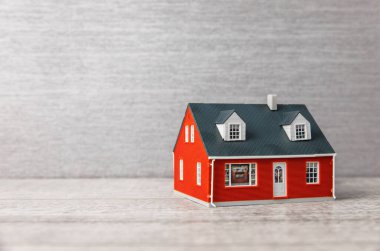 Ev modeli ahşap masa, ev ve yatırım gayrimenkul konseptine konuldu