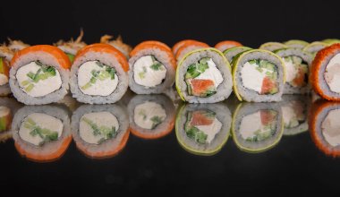 Suşi yuvarlanırken siyah bir sırtüstü