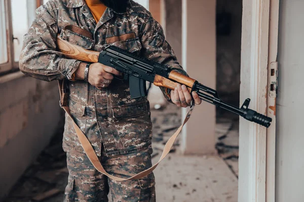 Soldados Camuflagem Com Uma Arma Militar Natureza — Fotografia de Stock