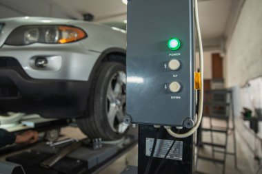 Asansördeki araba. Motor yağı ve şanzıman denetimini değiştir