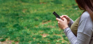 Bahar doğasında cep telefonu kullanan eller