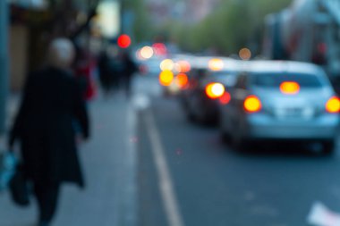 Sokak lambası ve trafiğinin odaklanmış görüntüsü