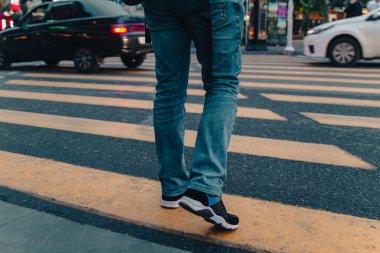 Genç, modaya uygun adam geçidi geçiyor.