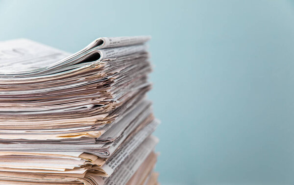 Куча газет на белой спинке