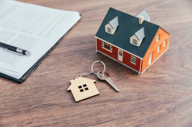 Gayrimenkul, ev modeli, anahtar ve belge masamda!