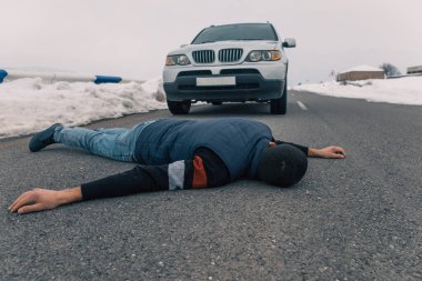 Araba çarpan adam bilinçsiz bir şekilde yatıyor.