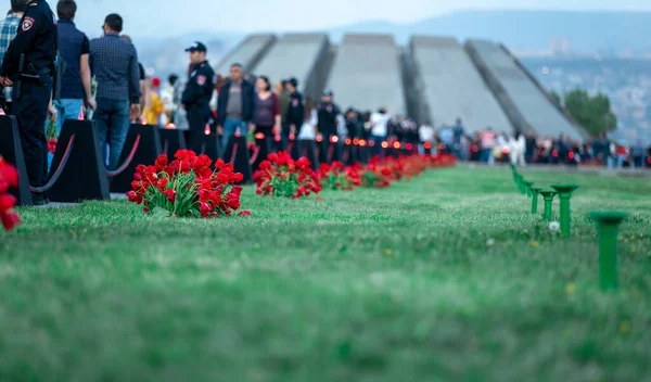 Gyászolók Örmények Virágokkal Sétálnak Tsitsernakaberd Ben Örmény Népirtás Emlékművéig — Stock Fotó