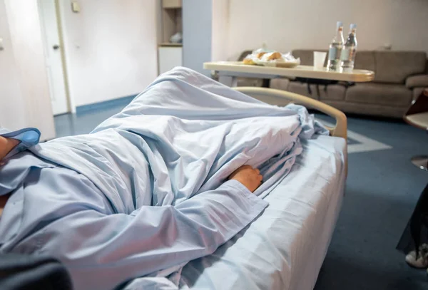 Hospital Paciente Masculino Enfermo Duerme Ser — Foto de Stock