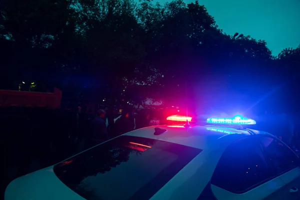 Polizeiauto Auf Der Nächtlichen Straße — Stockfoto