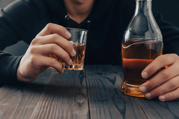 Biznesmeni Bliska Trzymający Szklankę Butelkę Whisky — Zdjęcie stockowe