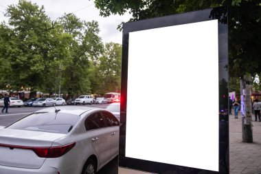 Sokakta boş bir reklam paneli