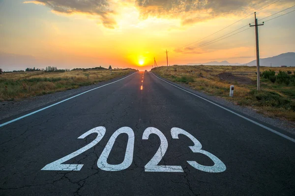 Слово 2023 Написане Шосе Сонці — стокове фото
