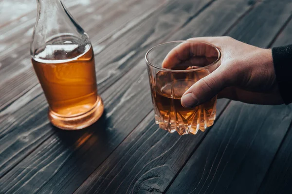 Zamknięci Biznesmeni Trzymający Szklankę Whisky — Zdjęcie stockowe