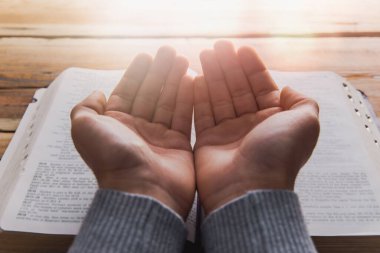 İnsan elleri Hıristiyan avuçlarını açar ve dua eder gitmek için