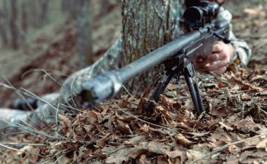 Keskin nişancı tüfeği bir çulluğun elinde.