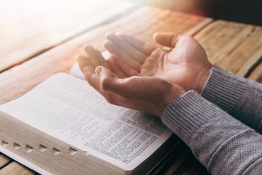 Hıristiyan elleri açık yuhalanarak dua ediyor