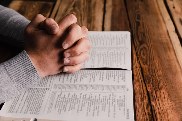 Oracion Hombre Con Sagrada Biblia Trasfondo Madera — Foto de Stock