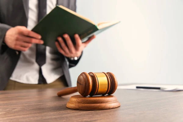 Hukuk Hukuk Hizmetleri Kavramı Erkek Avukat Yargıç Çalışıyor — Stok fotoğraf