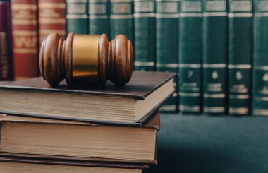 Hukuk konsepti, Yargıç Tokmak ve kitap masada!