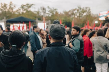 Kalabalık şehirlerdeki insanlar