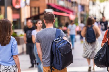 Kalabalık bir şehirde yürüyen bir adam