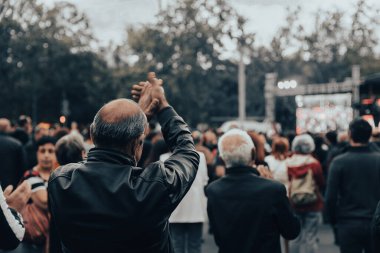 İnsanlar gösteride ya da konserde