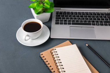 Üzerinde defter olan not defterleri çalışıyor!