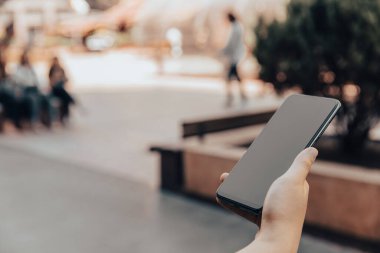 Seri olarak akıllı telefonu tutan kişi