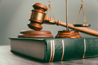 Klasik kanun terazileri ve masa üzerinde ahşap tokmak. Adaletin sembolü