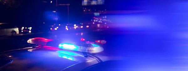 Gece lambasındaki polis arabaları...