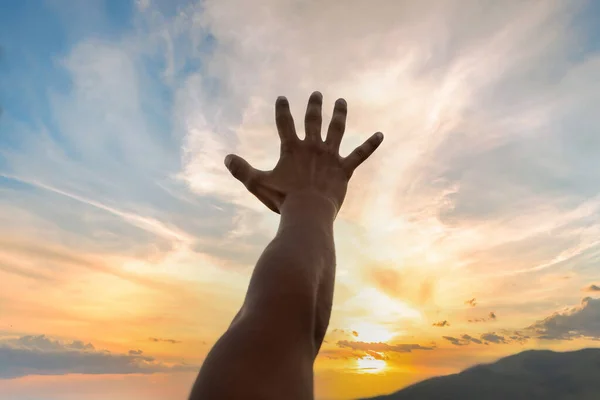 Ανοιχτό Ανθρώπινο Χέρι Στο Χρώμα Του Ηλιοβασιλέματος — Φωτογραφία Αρχείου