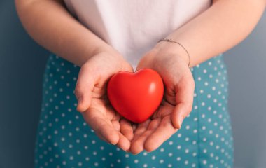 Aşk konsepti, kırmızı tutan kadın.