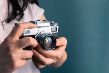 kadın el Vintage kamera tutarak