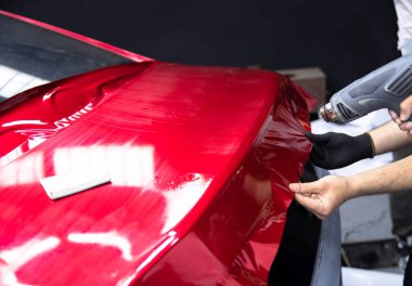 Araba ambalaj uzmanı plaka ya da film koyuyor