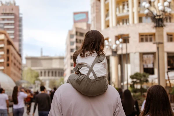 Enfant Assis Sur Les Épaules Père Dans Rue Ville — Photo