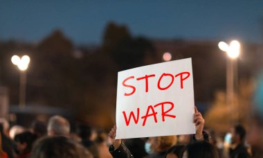 Sokaktaki İnsanlar Savaşı Durdurun metninde