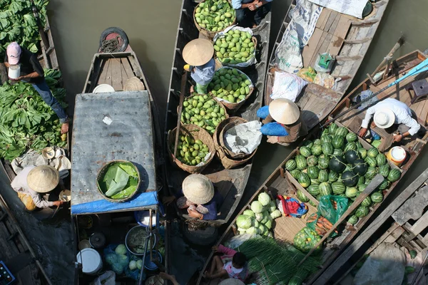 Mercado flotante de frutas y hortalizas — Foto de Stock