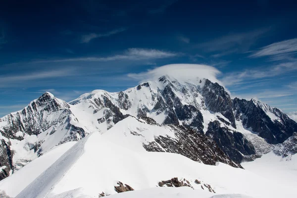mar bajo la puesta del sol y las nubes