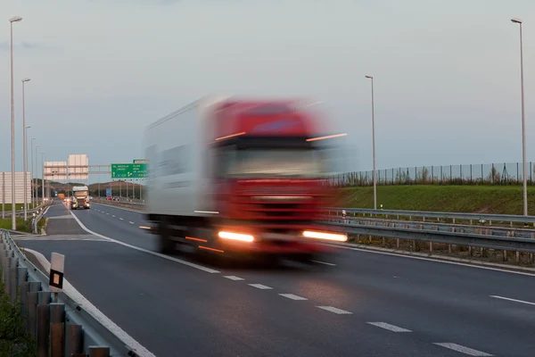 Ciężarówki na autostradzie — Zdjęcie stockowe