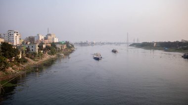 Buriganga nehrinin kıyısındaki Dhaka şehrinin resmi. Buriganga nehri başkent Dhaka 'nın güzelliğini artırdı..
