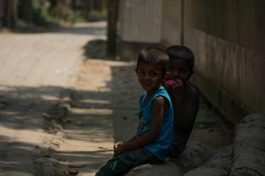 Güzel Bangladeşli Köy Çocukları. Çocuklar yolun kenarında oynuyorlar..