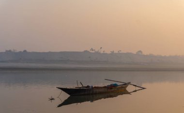 Bangladeş 'teki nehirde akşam. Çocuklar güzel bir akşamda tekneyle nehrin güzelliğinin tadını çıkarıyorlar. Bangladeş 'in Gorai-Madhumati nehri..