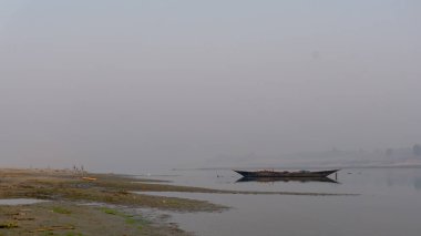 Bangladeş 'teki nehirde akşam. Çocuklar güzel bir akşamda tekneyle nehrin güzelliğinin tadını çıkarıyorlar. Bangladeş 'in Gorai-Madhumati nehri..
